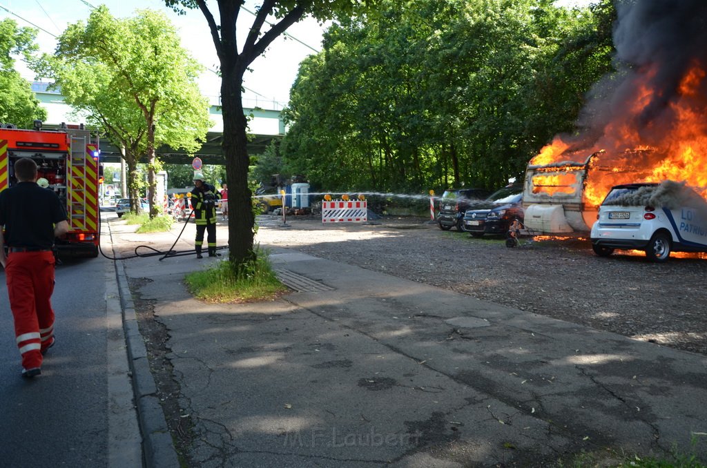 Wohnwagenbrand Koeln Rodenkirchen vor der Bruecke P060.JPG